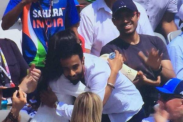 man-proposes-to-girlfriend-during-india-vs-england-odi