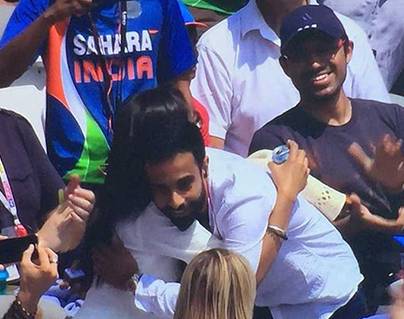 man-proposes-to-girlfriend-during-india-vs-england-odi