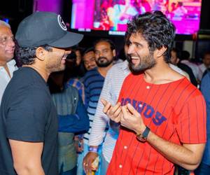 Allu-Arjun-Congratulates-Geetha-Govindam-Team-Photos