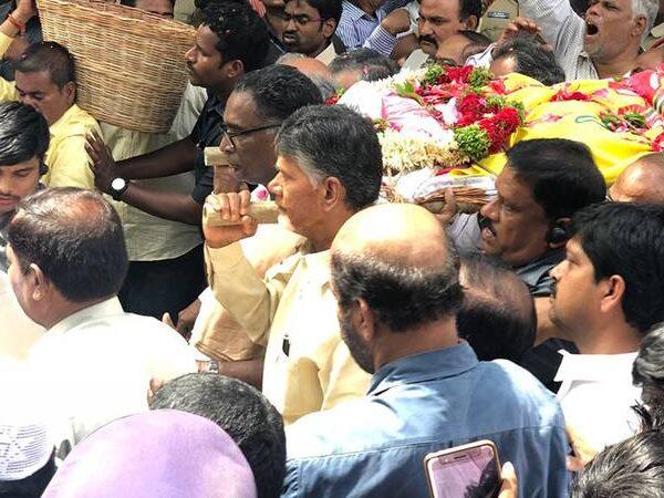 Chandrababu Shoulders Death Bed of Harikrishna in Final Journey
