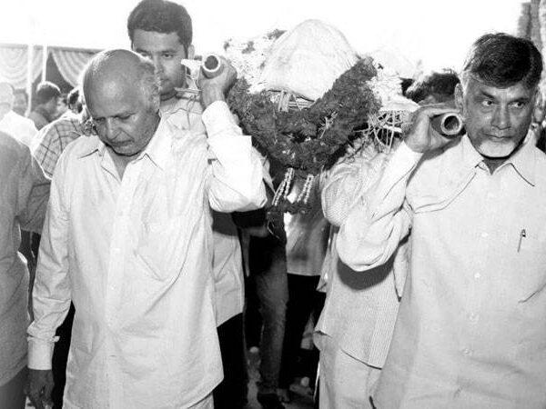 Chandrababu-Naidu-Shoulders-Death-Bed-of-Harikrishna-in-Final-Journey