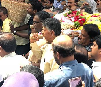 Chandrababu Shoulders Death Bed of Harikrishna in Final Journey