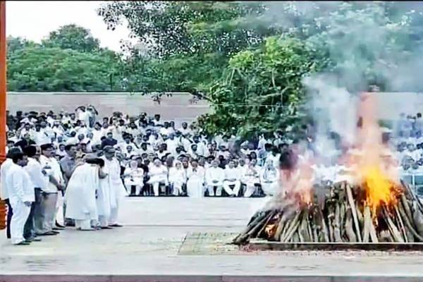 Narendra-Modi-and-Amit-Shah-Walked-Along-with-Vajpayee-in-His-Final-Journey
