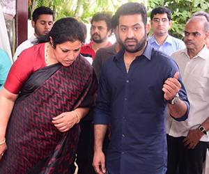 Politicians Condolence Harikrishna Family - Jr NTR- KalyanRam