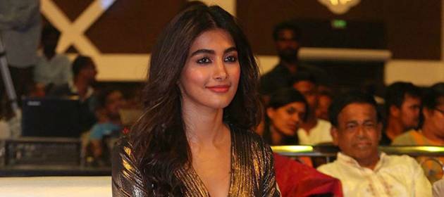 Pooja-Hegde-Gives-Big-Time-to--Parents