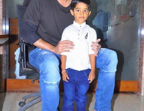 Prabhas'-Sweet-Gesture-for-His-Little-Man-Going-Viral