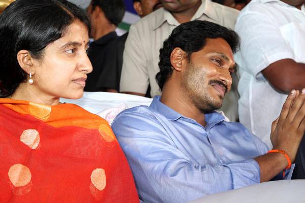 ys jagan wife-ys bharathi-named-ed-chargesheet