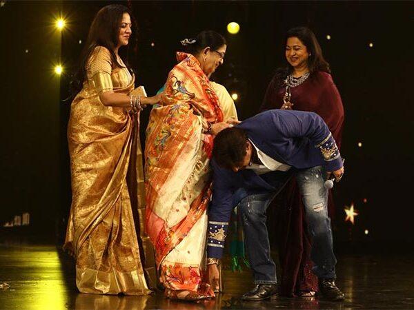 Balakrishna Touching Singer P. Susheela Feet On Stage.jpg