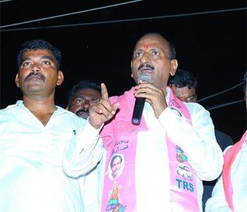 ఐదు లక్షలిస్తా... తెరాసకే ఓటు వేస్తామని తీర్మాణం చెయ్యండి - M9.news