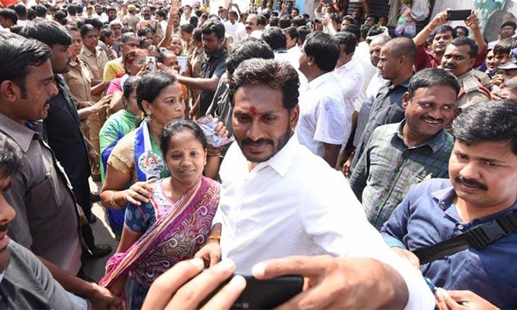 YSR Congress Fans Angry with Sakshi