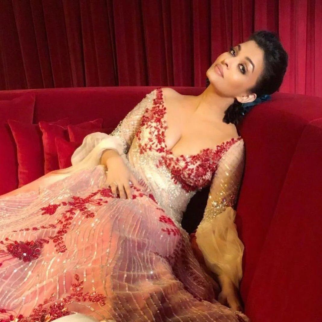 Aishwarya Rai Bachchan Cleavage show-