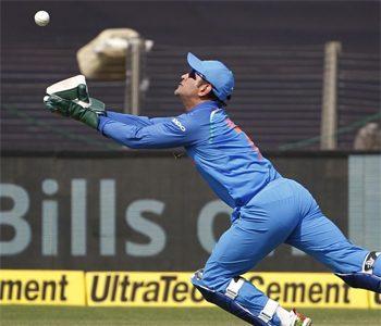 Dhoni takes stunning catch in 3rd odi