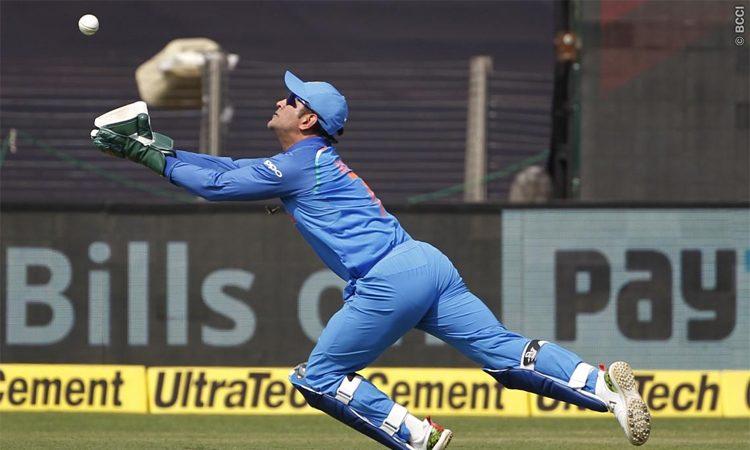 Dhoni takes stunning catch in 3rd odi