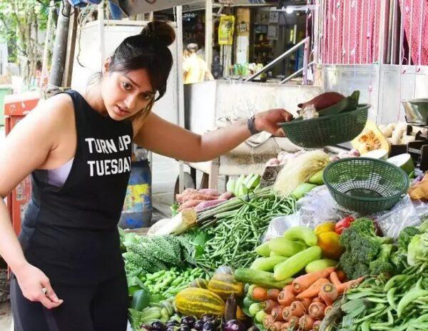 Ileana Road side shopping