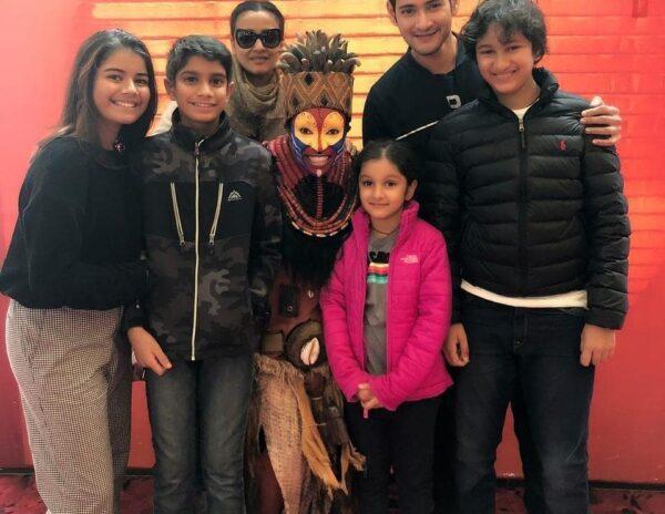 mahesh-babu-family-with-the-lion-king