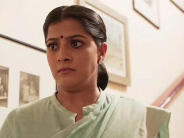 Varalaxmi Sarathkumar as komalavalli