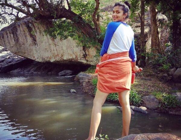 Amala Paul - Rowdy Actress Laughing at Lungi Song