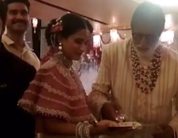 Amitabh-Bachchan-Serving-Food-at-Filthy-Rich-Wedding!