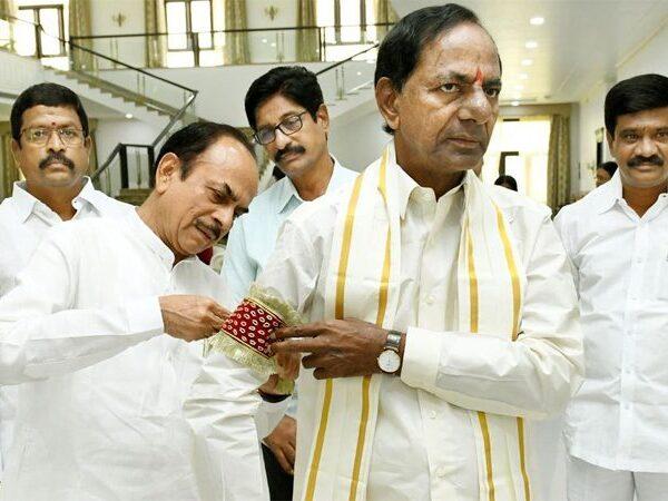 Hindu - Muslim Touch to KCR's Political - Spiritual Yatra