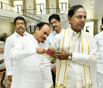 Hindu - Muslim Touch to KCR's Political - Spiritual Yatra