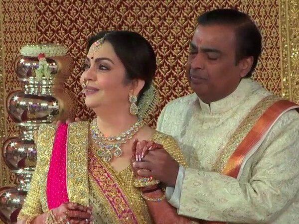 Lata-Mangeshkar-Gayatri-Mantra-for-Newlyweds-Isha-Ambani-and-Anand-Piramal