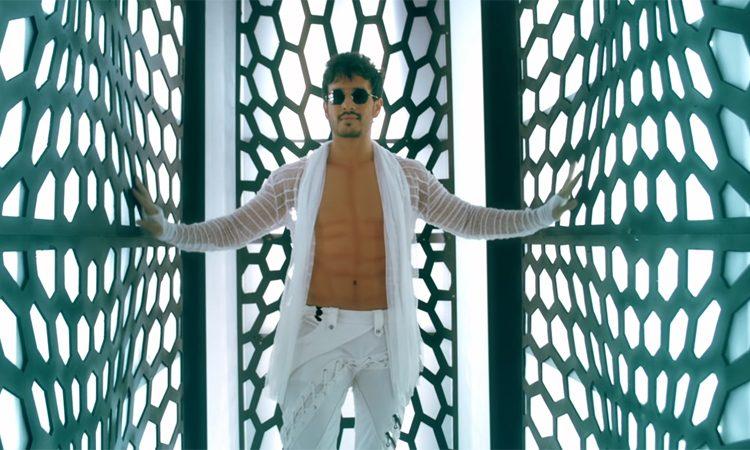 Check Out: Six Packs 'Rocking Mr Majnu Akhil Akkineni