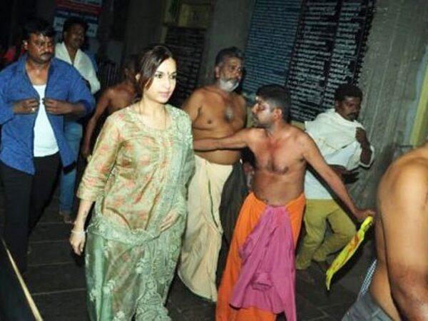 Rajinikanth's Daughter Soundarya Pleasing Gods for Marriage?