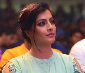 Daring-Actress-Varalaxmi-Sarathkumar-in-Love-with--Prabhas