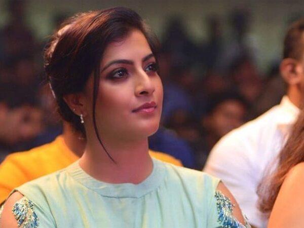 Daring-Actress-Varalaxmi-Sarathkumar-in-Love-with-Prabhas