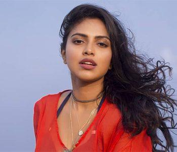 We know your intolerance when we are talking about the special Valentine's Day gift box instead of praising the dusky beauty Amala Paul who is tempting with not only Valentine's Day offer but also her beauty.