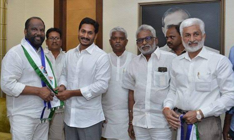 TDP MP Pandula Ravindra Babu joins ysrcp