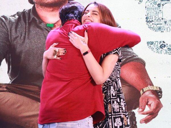 Trisha -Krishnan - Vijay Sethupathi Romantic- Hug on Stage