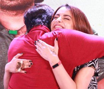 Trisha -Krishnan - Vijay -Sethupathi Romantic- Hug on Stage