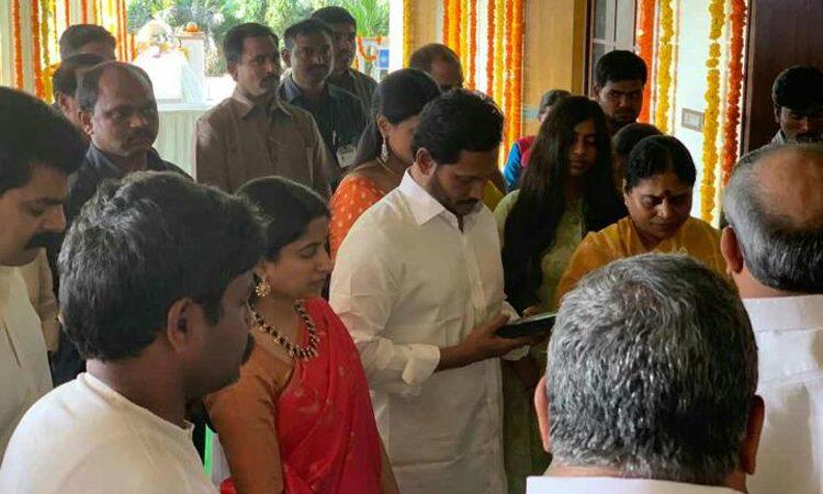 ys jagan house warming amaravati