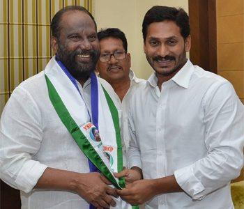 YS Jagan Welcomes TDP leaders into YSRCP