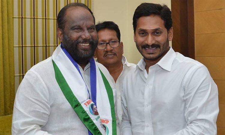 YS Jagan Welcomes TDP leaders into YSRCP