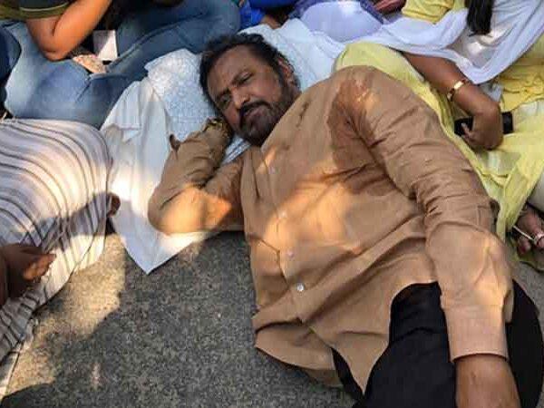 Mohan Babu Stages 'Drama' for Jagan