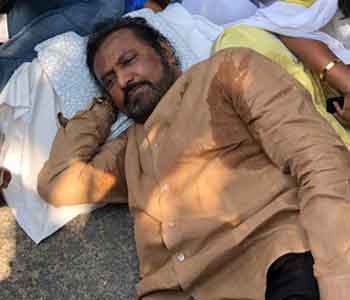 Mohan Babu Stages 'Drama' for Jagan?