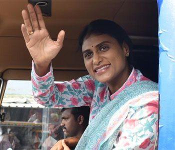 YS Sharmila's Ring Snatched in Broad Daylight