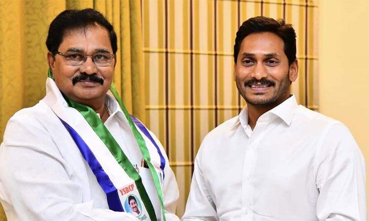 adala prabhakar reddy joins ysrcp