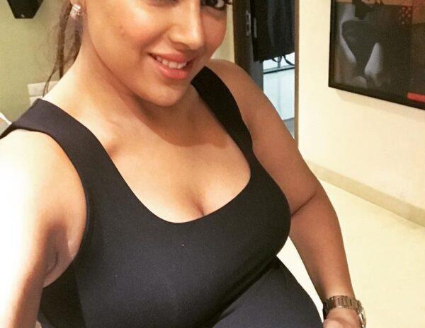 pic-talk-sameera-reddy-proud-baby-bump
