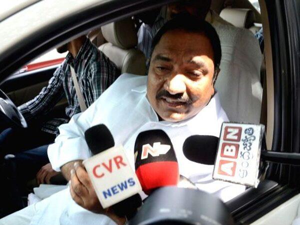 sandra venkata veeraiah leaves tdp