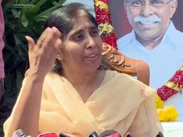ys vivekananda reddy daughter sunitha press meet