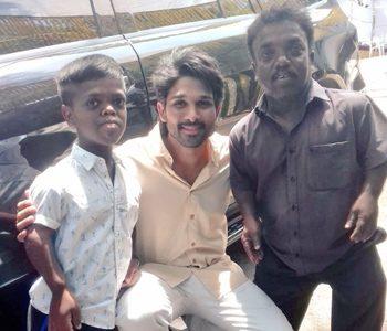 Allu-Arjun-Gets-Snapped-with--Waving-Hands