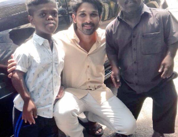Allu-Arjun-Gets-Snapped-with-Waving-Hands