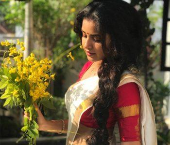 Anupama-Parameswaran-Knocks-Down-with-Waist-Beauty