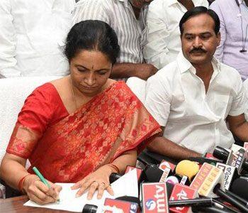 Gowru Charitha Reddy couple leaving YSRCP