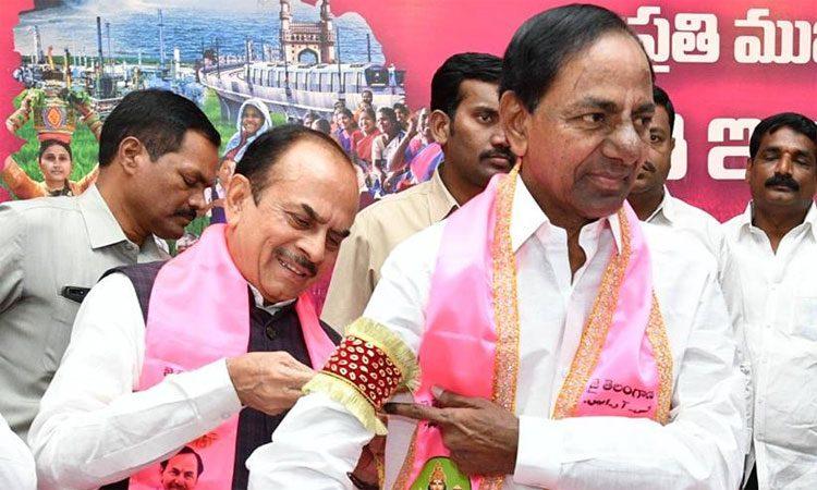 KCR Counting Union Cabinet Berths Like How Jagan Got His CM Name Plate