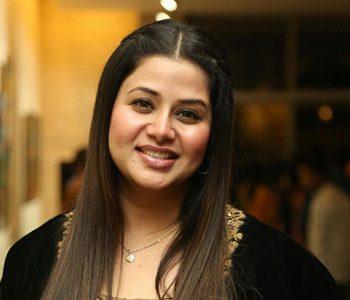 Actress' Mom Made Her Sign Blank Cheques