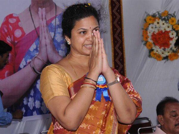 TDP using Butta Renuka on YSRCP